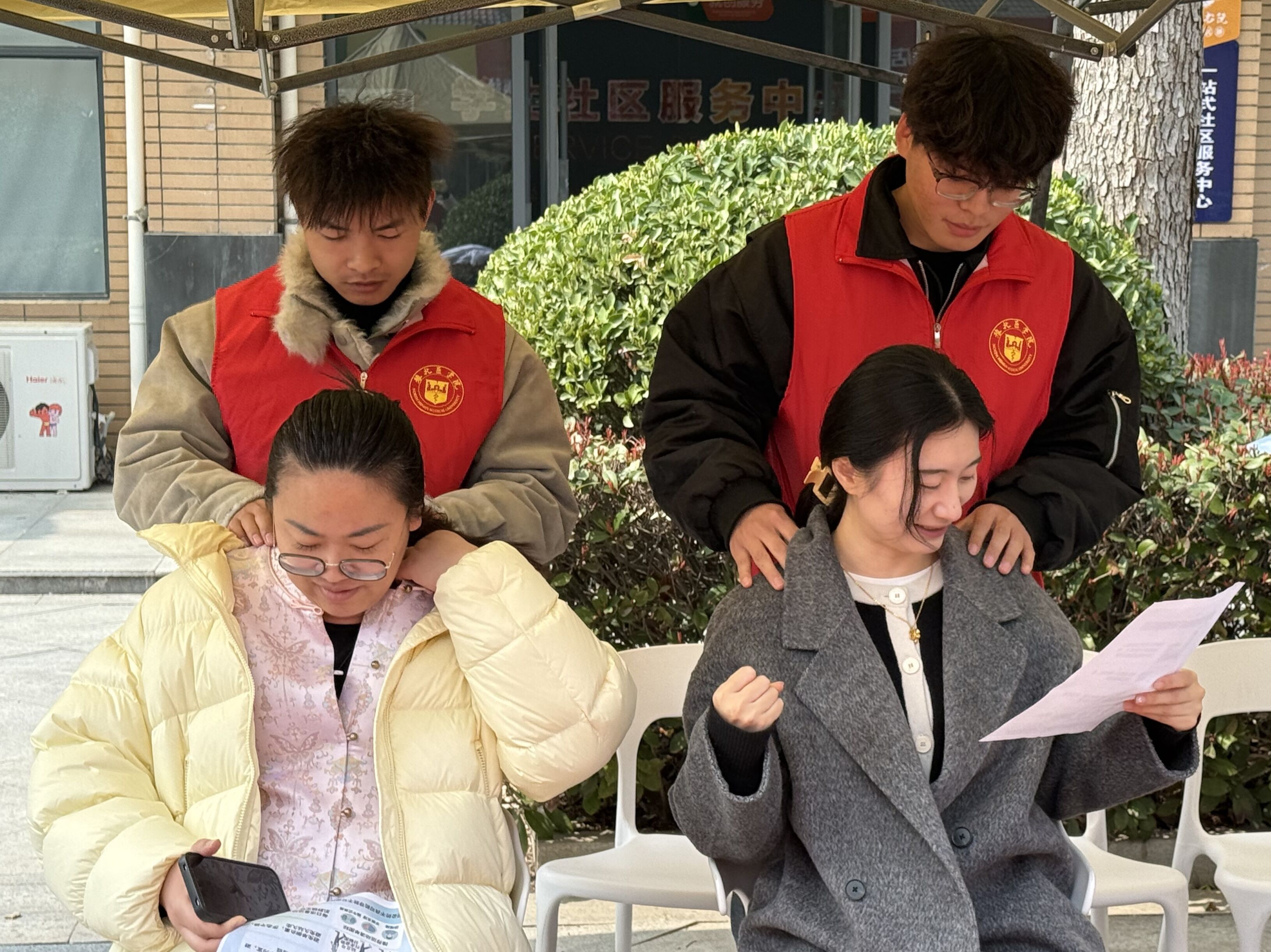 此次雷锋月健康服务活动，不仅为校内师生提供了专业的健康服务，缓解了大家的身体疲劳，更通过健康科普宣传，提高了师生们的健康防护意识。活动共发放健康科普宣传单